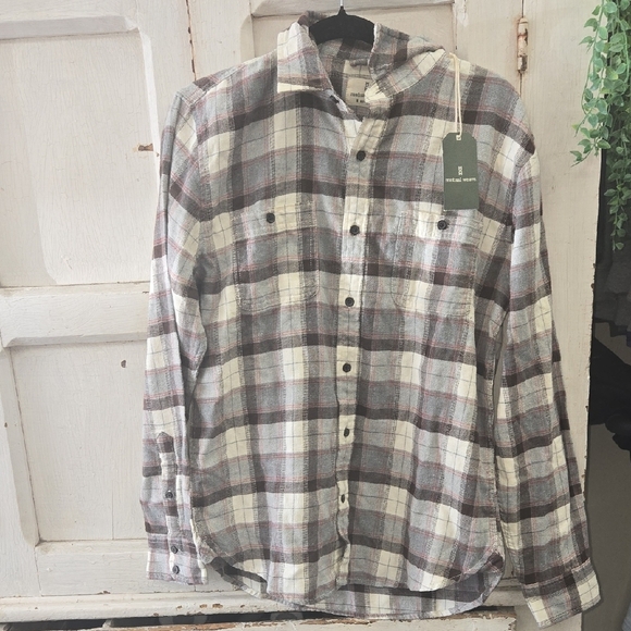 NWT Medium Men's Casual Classic Plaid Flannel Button-Down Shirt - Gray and White - Picture 2 of 5
